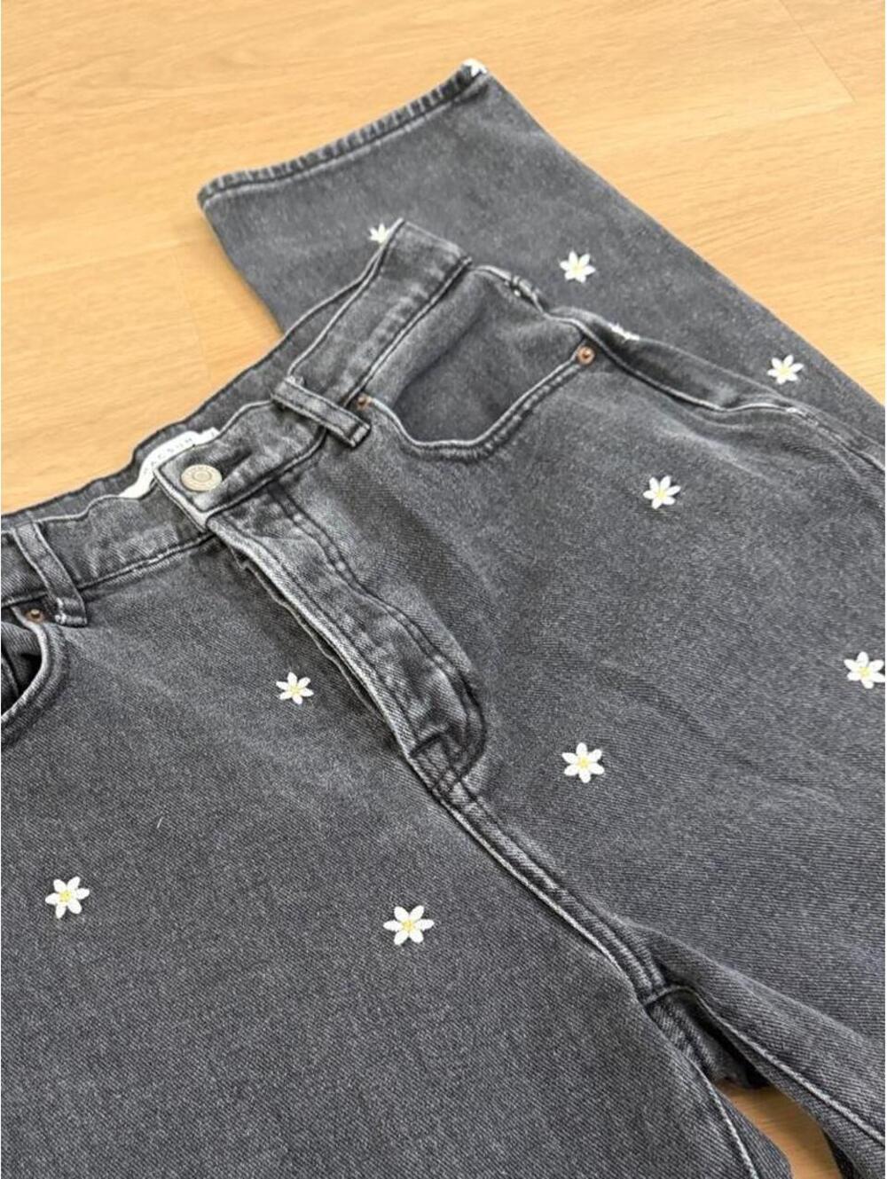 PacSun Raining Daisy Embroidered High-Rise Straight-Leg Jeans Size 26